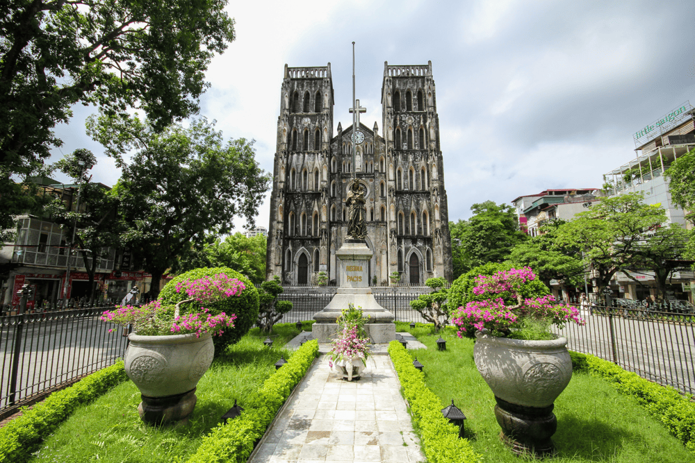 Hanoi&rsquo;s St. Joseph Cathedral is always bustling in the evening, especially during the Christmas season in December (Source: Canva)